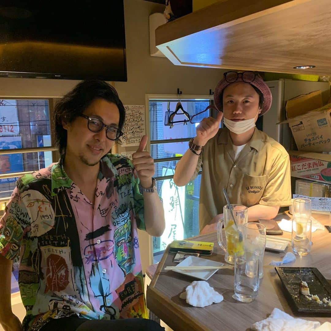 池田真一のインスタグラム：「先日 激シブ兄さんが2人で飲みに来てくれました！ 相変わらずめちゃくちゃシブかったです！ こうへいさん  リリーさん 本当にいつもありがとうございます🙇‍♂️」