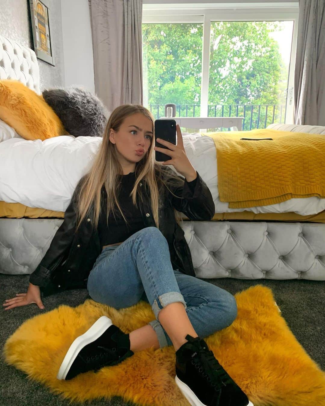 コニー・タルボットさんのインスタグラム写真 - (コニー・タルボットInstagram)「Is that Connie wearing flats?🥴」7月7日 20時16分 - officialconnietalbot