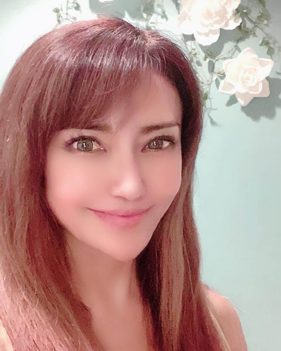 selfieneのインスタグラム：「旅先でも信頼できる#サロン でお顔のお手入れ✨  今回は#仙台 の美意識の高い女性の間で話題のサロンにお世話になりました(^^) ・ ここメルヴェーユの「筋膜フェイシャル」は悩みの根源である背中やデコルテの 筋膜からアプローチすることで、お顔のお悩みを改善してくれます！  私は『上半身まるごとリフトアップ』の贅沢フェイシャルコースを受けてきました❣️ ・ 宮城県に3台しかない、新しいマシンでたっぷり90分施術してもらいましたよ✨ 温かくて気持ちよくて、思わず眠ってしまいそう。 でも結果が凄い！ フェイスラインがググッと上がり、なんか目が大きく開くようになったみたい👀✨ ・ 速攻性のある施術が得意なのだそう！ 地元にこんなサロン欲しいなぁ❣️ 仙台の人羨ましい(*≧∀≦*) ・ #メルヴェーユ #仙台エステ #青葉区エステ #仙台フェイシャル #リフトアップエステ #pr #コラボベース ・ サロンオリジナルの、イオンが発生して着ける程お肌が綺麗になるマスクを購入しました❗️ 着けるの楽しみ✨ @merveille8490」