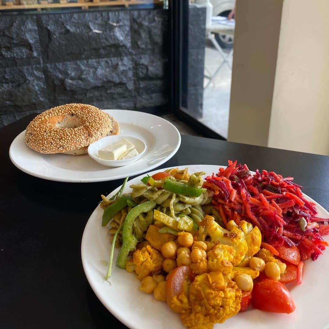 大西蘭のインスタグラム：「・ 週末のブランチ🍽 ・ サーキットブレーカー始まる直前に行った、ある意味思い出のカフェ☕️ ・ こぐまちゃんのポーズは電車のベビーサイン👶こぐま流だけど🐻 ・ ・ #時差投稿 #シンガポール生活」