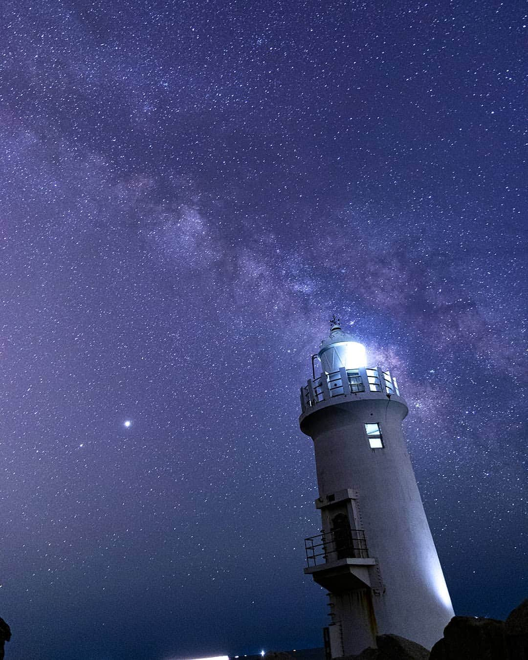 愛知県田原市さんのインスタグラム写真 - (愛知県田原市Instagram)「Wish on the stars * 会いたい人に会えますように * #伊良湖岬灯台 の #天の川 #あいにくの雨模様だから #過去ピク です #会いたい人になかなか会えない今だからこそ * 星に願いを #たはら暮らし * #渥美半島#田原市#伊良湖岬#伊良湖#赤羽根#菜の花浪漫街道#星景#星景写真#銀河推進部#星空日和#誰かに見せたい空#田舎暮らし#日々の暮らし#休日の過ごし方#スローライフ#milkyway#milkywaychasers#star#tahara#irago#akabane#surfing#instagramjaran#igersjp」7月7日 20時32分 - tahara_kurashi