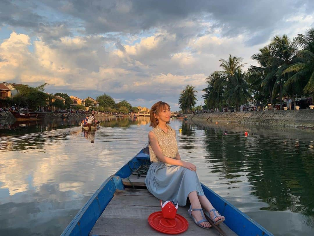 飯田里穂のインスタグラム：「七夕ですね🎋✨ みんなは何をお願いしたの？  私はお素麺作るよ。  #7月7日#七夕 #写真は #ダナンの灯籠流し #写真集 #永遠と一瞬」