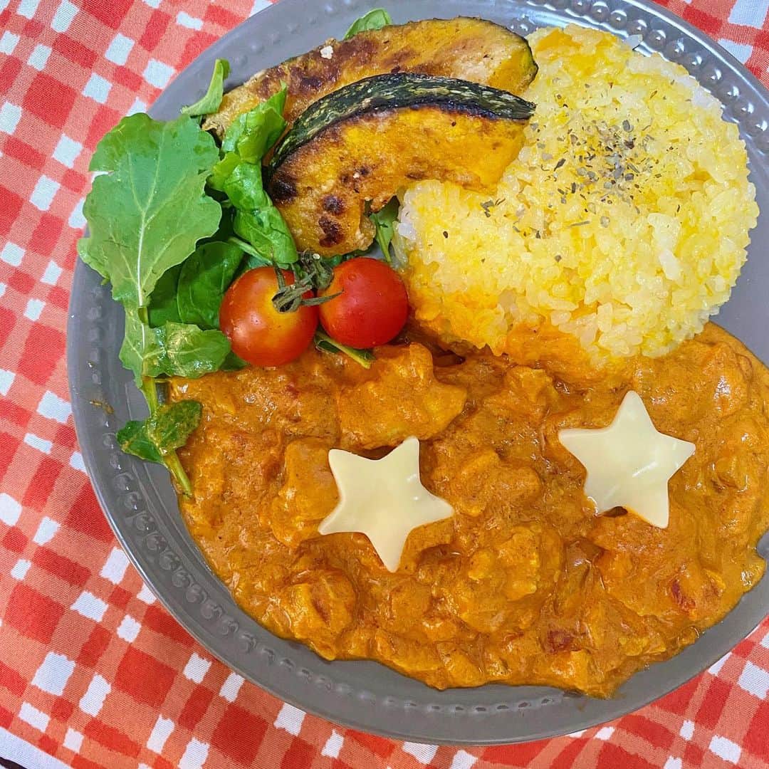 清水麻璃亜のインスタグラム：「#七夕〜チキンカレー #バターチキンカレー * 七夕、たなばた、タナバター、、、笑 バターチキンカレー作りました🌼 ごはんは、かぼちゃを少しご飯と一緒に炊き込んで黄色く、ターメリック風☺︎ #七夕ごはん」