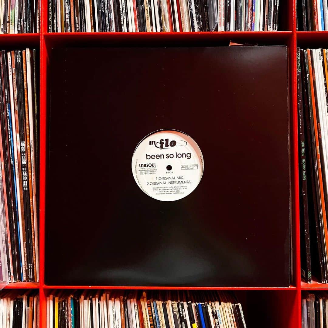 VERBALのインスタグラム：「21年前の今日、「tripod e.p.」という作品でメジャーデビューしましたが、そのキッカケになったのが1998年にリリースしたこのインディー版。これをリリースした時は22年後なんて想像できませんでした！タク、リサ 、21周年おめでとう！  This record we released independently in 1998 bringing back many memories... Happy 21st anniversary!  #mflo @mflo_official @takudj @real_lisa_gn」