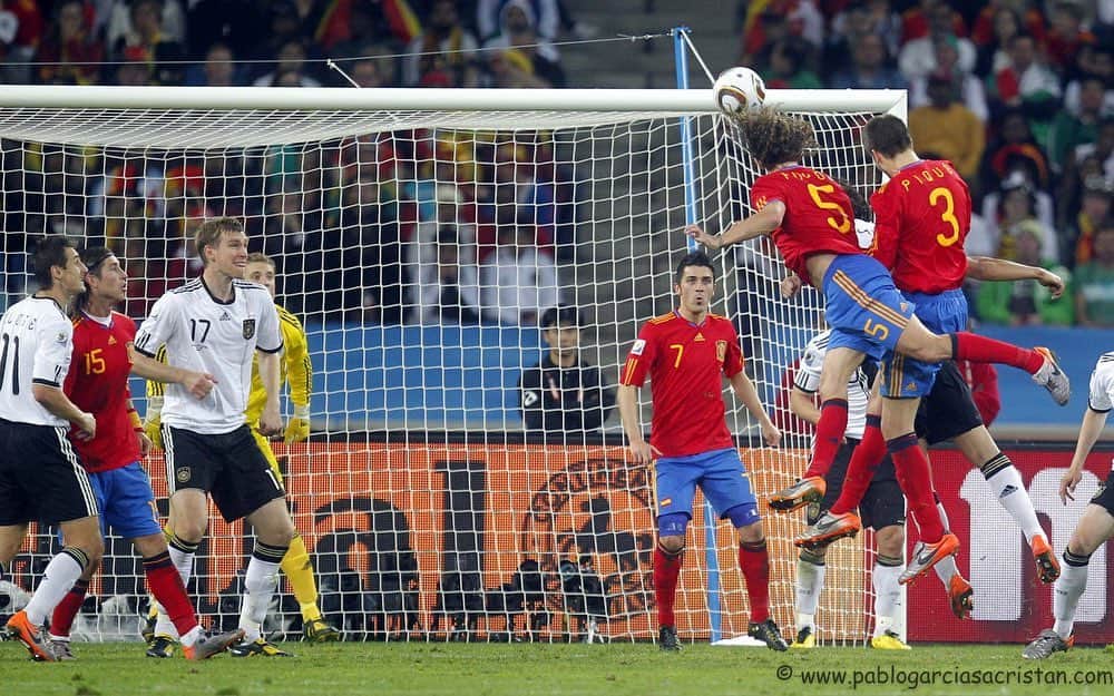 カルレス・プジョルのインスタグラム：「Mucha gente me recuerda por esta acción, ese gol. Yo, cuando veo esta imagen recuerdo el día anterior al partido cuando tratándome con Raúl (fisio de la selección) le dije que no podía jugar, que me molestaba el glúteo y no podía correr, y él me contestó; tranquilo confía en mi que te lo recupero. Raúl Martínez, el mismo que unos años antes me recuperó en 6 horas de tratamiento y pude jugar la Supercopa de España, cuando muchos decían que me había borrado del partido de Islandia... Hoy y siempre quiero dar las gracias a los que están en la sombra, a Raúl y a tantos otros profesionales, tan importantes y vitales para lograr objetivos deportivos. GRACIAS!  Many people remember me for this action, that goal. However, when I see this image, I remember the day before the game when Raul (pyisio of the national team) was treating me and I told him I couldn't play, because my buttock was bothering me and I couldn't run, and he answered me: "Relax, trust me, I will recover it". Raul Martinez, the same one who a few years before recovered me from an injury in a 6-hours treatment, so I was able to play the Spanish Super Cup, when many said that I was out of the Iceland match... Today and always I want to thank those who are behind the scene, Raul and many other professionals, who are so important and vital to achieve our goals. THANK YOU!」