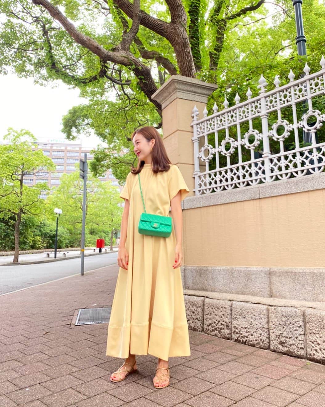 のインスタグラム：「. . 💛×💚 . . 👨🏻‍🦱が選んでくれたワンピース👗 . . 自分では選ばない感じだけど 意外とお気に入り☺️ . . 上品な落ち着いた色味の黄色だから 鮮やかなグリーンをアクセントに💚 . . 👗 @lecielbleu_official #lecielbleu」
