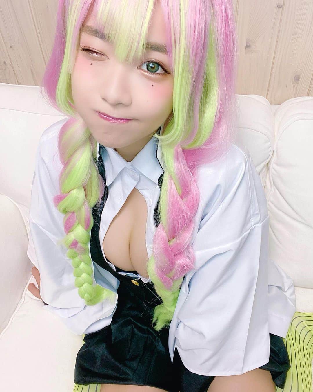天羽希純のインスタグラム：「添い遂げる殿方を見つけるためなの💓  蜜璃ちゃんのコスプレどうかな？  #鬼滅の刃 #鬼滅 #鬼殺隊 #甘露寺蜜璃 #kimetsunoyaiba #kimetsu #kanrojimitsuri #コスプレ #鬼滅の刃コスプレ #kimetsunoyaibacosplay #恋柱 #japanesecosplay #谷間 #グラビア #gravure #asiangirls #anime」