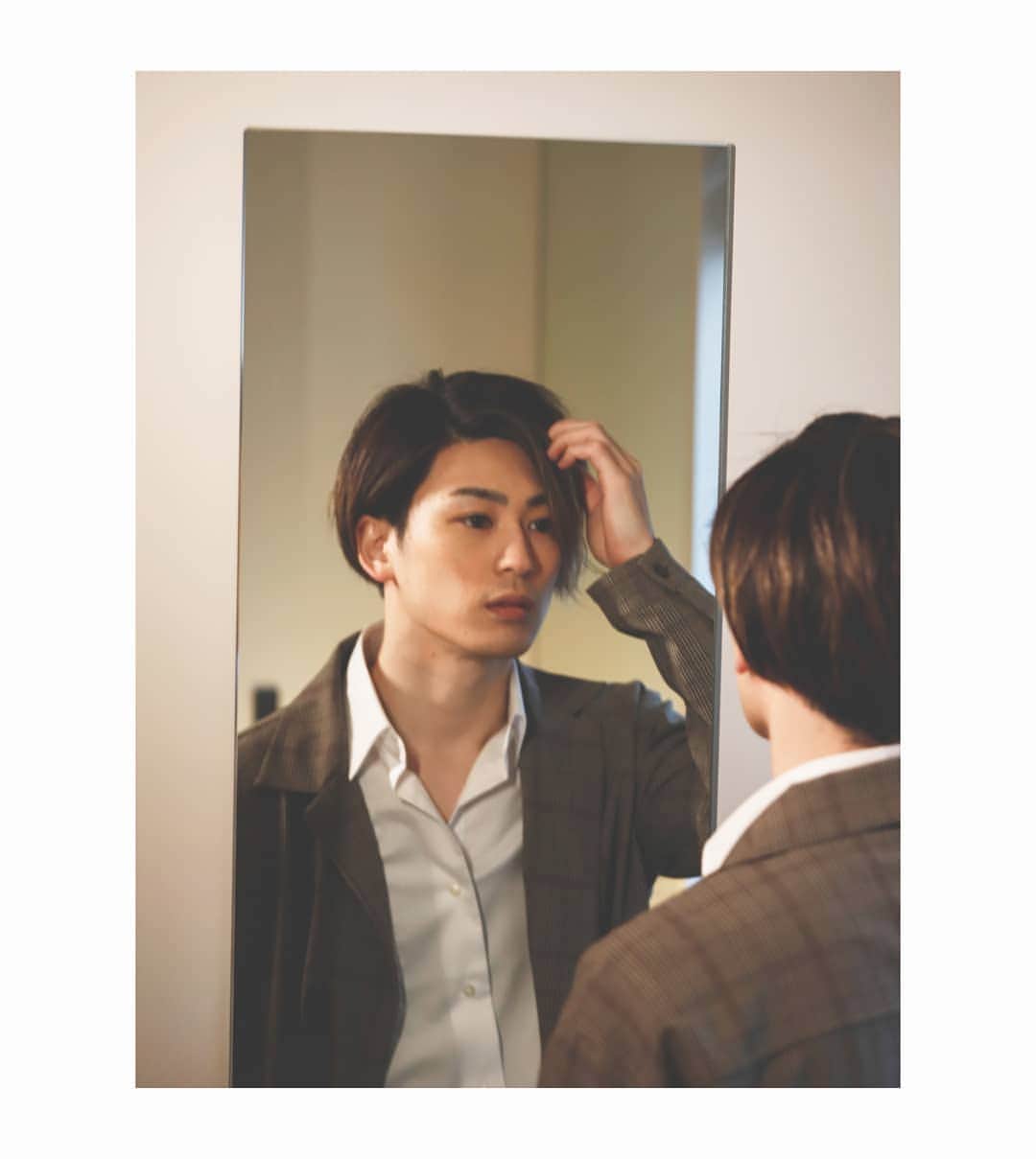 塩田康平のインスタグラム：「ギャップが押し寄せよる  #好きやろ #セット中を撮られた風 #を狙って撮る #ナル塩田 #昨日からの振り幅よ #F1の加減速 #例えがコア #ギャップ塩田 #ぎゃぷおた #タピオカみたい #塩田ピオカ #ちょっと美味しそう #塩田は大人の表情を覚えた #スキルダンディーを手に入れた #効果モテる #さぁモテろ #塩田康平 #shooting #塩スタグラム　 #塩スタ  Photo by MAEKEN」