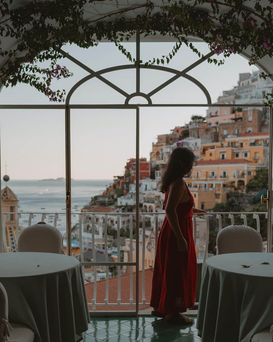 Putri Anindyaのインスタグラム：「a girl can have a dream // ⁣ ⁣ This is from exactly a year ago when I traveled to Rome - Pompeii - Naples - Amalfi Coast with @capra311 . He also the one who took the photo & video. I’m sure he still remembers how happy i was that moment. The reality was better than a dream. ⁣ ⁣ If you watched my stories you’d know how anime became my very best friend since Covid 19 hits the world. Last night I just started to watch JoJo’s part 5 where the story took place in the south of Italy, Naples. It sure brought back so many memories from last summer. That is also the reason i posted this picture and a video to remind me how lucky i am to witness such beauty. ⁣ ⁣ Soundtrack : collapsing outside your doorstep by Air France」