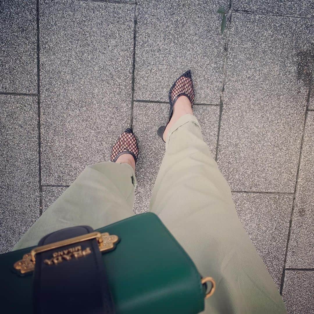 SHOCOのインスタグラム：「最近緑がち#コーディネート#green#fasion#instafashion #ootd#sandals#prada#pellico」