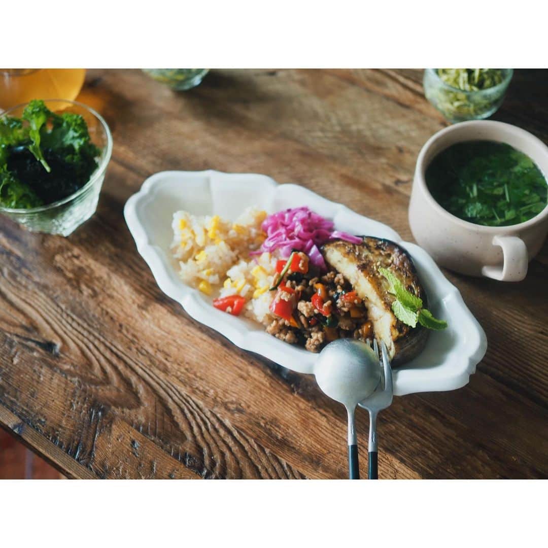 高山都さんのインスタグラム写真 - (高山都Instagram)「我が家でロングロング打ち合わせ。 ちょっと食べてみてーって出したメニューが採用になったりもするから面白い。 とうもろこしごはんとガパオ。 干し豆腐のジェノベーゼ 崩し豆腐と三つ葉のスープ。 ケールと海苔のサラダ。 #三豊ナス は米澤シェフからの粋な計らい @yone_asakusa  #みやれゴハン 編集者のゆきちゃん @noconocoyuki とは、昼に集合して沢山話して詰めてお互いヒーヒーになって、最後はちょっと飲まない？って言い出して打ち合わせ2部が始まる。そしたら、また良いアイデアが生まれる。 そんな関係性がとても良い。 とっても大切な関係性。 ワタシの次の書籍、今週末からの撮影に向けて、良い午後でした。 自粛中に買ったワイン、誰かと飲みたいなーって取っておいたワイン、美味しかったなー。 @aurelio_shibuya  #高山都の美食姿」7月7日 20時47分 - miyare38