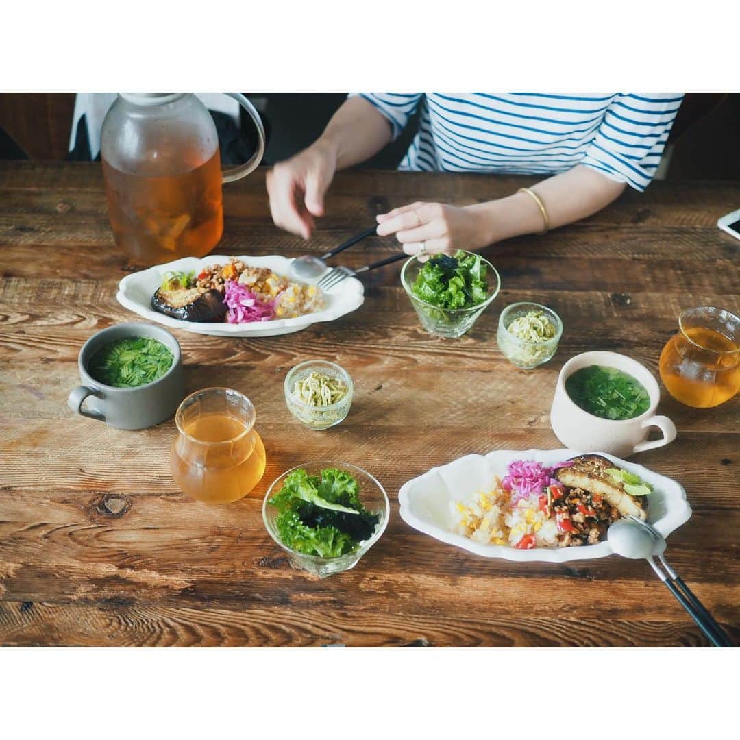 高山都さんのインスタグラム写真 - (高山都Instagram)「我が家でロングロング打ち合わせ。 ちょっと食べてみてーって出したメニューが採用になったりもするから面白い。 とうもろこしごはんとガパオ。 干し豆腐のジェノベーゼ 崩し豆腐と三つ葉のスープ。 ケールと海苔のサラダ。 #三豊ナス は米澤シェフからの粋な計らい @yone_asakusa  #みやれゴハン 編集者のゆきちゃん @noconocoyuki とは、昼に集合して沢山話して詰めてお互いヒーヒーになって、最後はちょっと飲まない？って言い出して打ち合わせ2部が始まる。そしたら、また良いアイデアが生まれる。 そんな関係性がとても良い。 とっても大切な関係性。 ワタシの次の書籍、今週末からの撮影に向けて、良い午後でした。 自粛中に買ったワイン、誰かと飲みたいなーって取っておいたワイン、美味しかったなー。 @aurelio_shibuya  #高山都の美食姿」7月7日 20時47分 - miyare38
