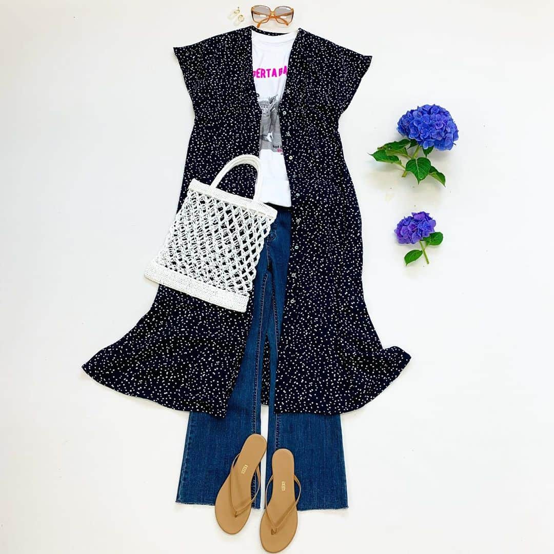 Couleureのインスタグラム：「2WAYで着れる ワンピース👗できました🏖 デニムを覗かせたり、1枚で着たり この夏活躍しそうです❤️ バッグは次回手編み製図です お楽しみに😊 前開きエンパイアワンピース【823】  ・ ・  #handmade #sewing#手作り #型紙#ハンドメイド大人服#クルールパターンファブリック#洋裁#instafashion#simple#coordinate #handmadeclothes #mamacoordinate #sewingpattern#置き画#patterns#instasewing#handmadewardrobe #memade #handmadewardrobe #sewcialists #indiesewingpatterns#tkees」