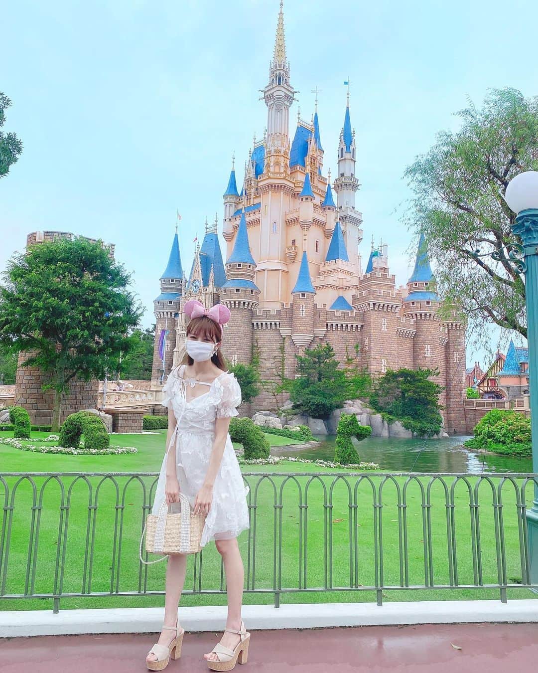 Isakoさんのインスタグラム写真 - (IsakoInstagram)「Cinderella Castle🏰💖 . . 今日は七夕だね🎋💫 みんなは七夕のお願いしましたか？ . . このお写真撮っている時、実は暴風で 髪の毛ボッサボサになったり大変で二枚目爆笑してるの🤣笑 . . . dress @petit_melumo  bag @__lilou__official 🛍 . . . . . . #tokyodisneyresort#tokyodisneyland#ディズニー#ディズニーランド#東京ディズニーランド#ディズニーバウンド#ディズニーコーデ#ミニーマウス#ミニーコーデ#レースワンピース#ディズニープリンセス#プリンセス#disneyprincess#princess」7月7日 20時49分 - ichaaako