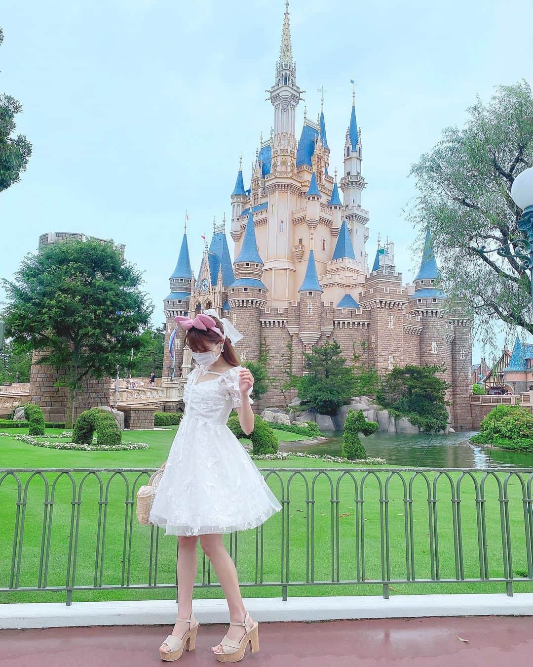 Isakoさんのインスタグラム写真 - (IsakoInstagram)「Cinderella Castle🏰💖 . . 今日は七夕だね🎋💫 みんなは七夕のお願いしましたか？ . . このお写真撮っている時、実は暴風で 髪の毛ボッサボサになったり大変で二枚目爆笑してるの🤣笑 . . . dress @petit_melumo  bag @__lilou__official 🛍 . . . . . . #tokyodisneyresort#tokyodisneyland#ディズニー#ディズニーランド#東京ディズニーランド#ディズニーバウンド#ディズニーコーデ#ミニーマウス#ミニーコーデ#レースワンピース#ディズニープリンセス#プリンセス#disneyprincess#princess」7月7日 20時49分 - ichaaako