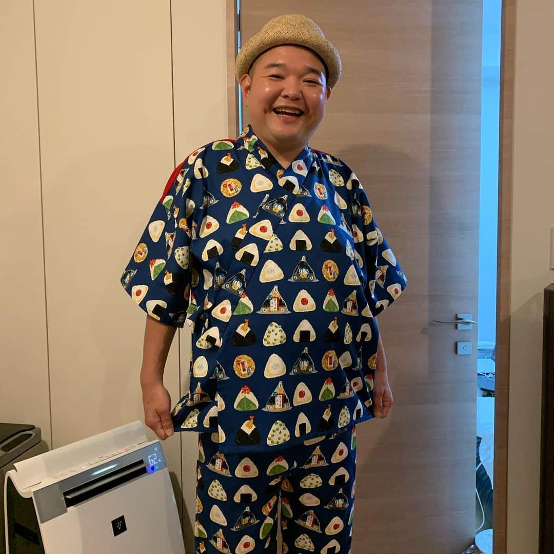 内山信二のインスタグラム：「これからバラダン🌹観てね〜  今日はおにぎり柄の甚平だよ😁  #バラいろダンディ  #バラダン #内山信二」