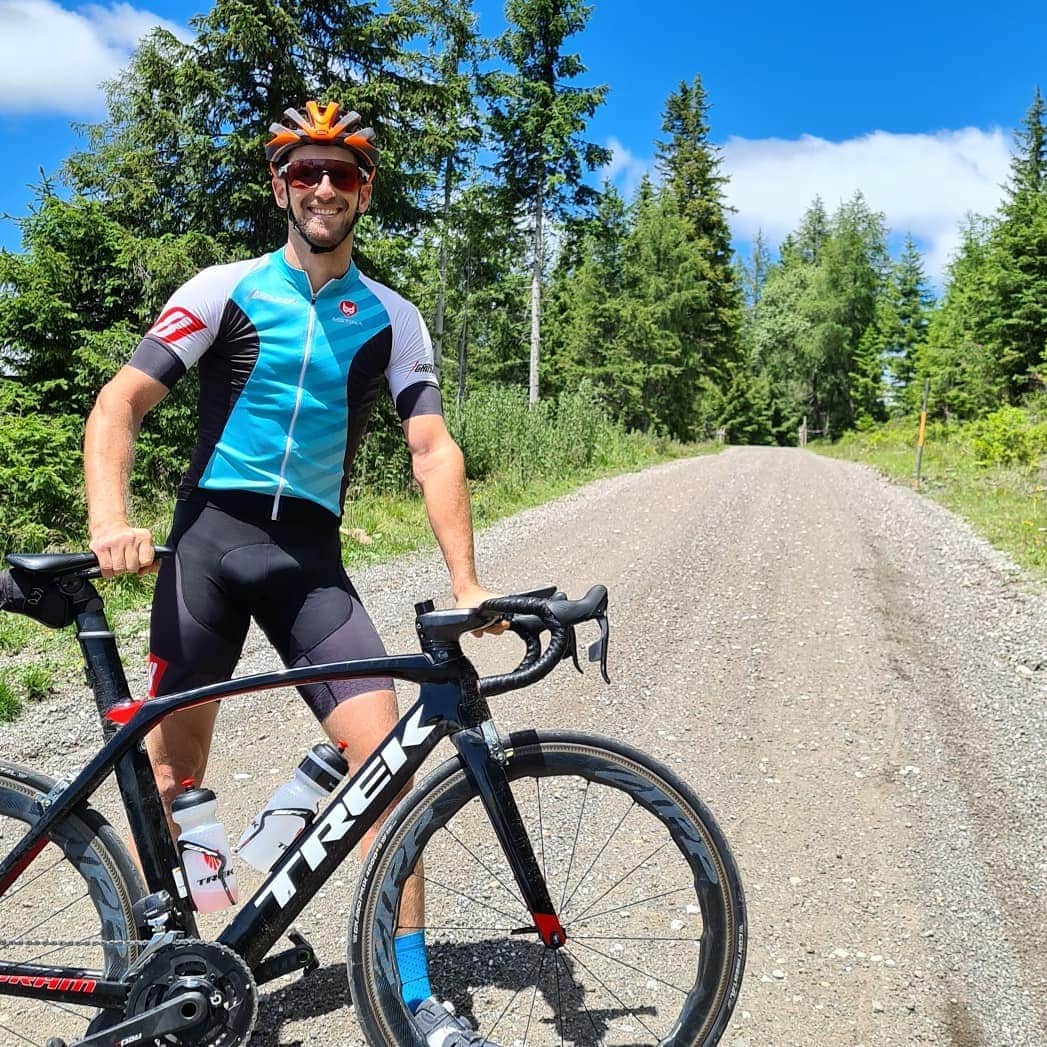 ロマン・グロージャンのインスタグラム：「Enjoying Austria with @kimkeedle and my bike. #r8g #cycling #training」
