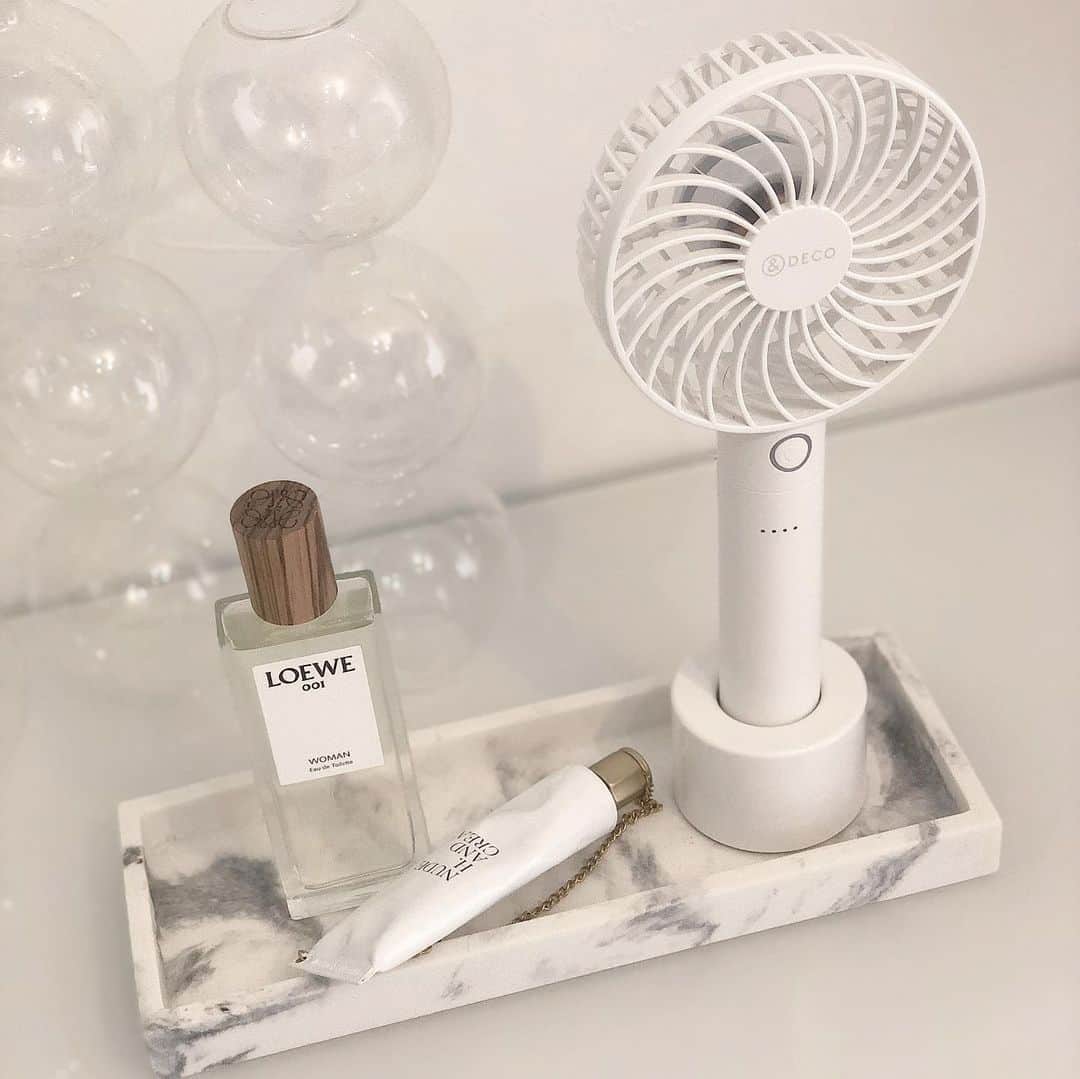 akaneのインスタグラム：「2020.7.7🎋  イイね頂いたのに削除→再投稿ごめんなさい🙏💦  ※一部画像が間違っていたので、再投稿させて頂いております💦  七夕ですが、九州の被害が大変心配です💦  短冊は我が家には無いですが、どうかこれ以上被害が広がりませんように。 切に願うばかりです🙏願う事しか出来なくてごめんなさい🙇‍♀️  そして関東も明日大雨の予報なのでお気を付けてお過ごし下さい💦  今年は雨が多くムシムシ、湿度が高くじっとりと汗かきますよね😅  そんな時ハンディーファンが欲しい欲しいと思いつつ選べずにいました💦  そして売り切れる😂 今年は早めにゲットしました！  @modern.deco  のハンディーファンです✨  一見普通のハンディーファンなのですが、決め手となったのは   #モバイルバッテリー機能付き　 なんです❣️  ハンディーファンの本体が、モバイルバッテリーにもなるので、出先でケータイの充電が無い！なんて時も、こちらのハンディーファンがあればモバイルバッテリーの役割もしてくれます💓  1つで2役こなしてくれるハンディーファンオススメです❣️  こちらの商品はストリーズから飛べるようにしておきます！  #ハンディファン #熱中症対策 #暑さ対策 #扇風機 #anddeco #アンドデコ #pr」
