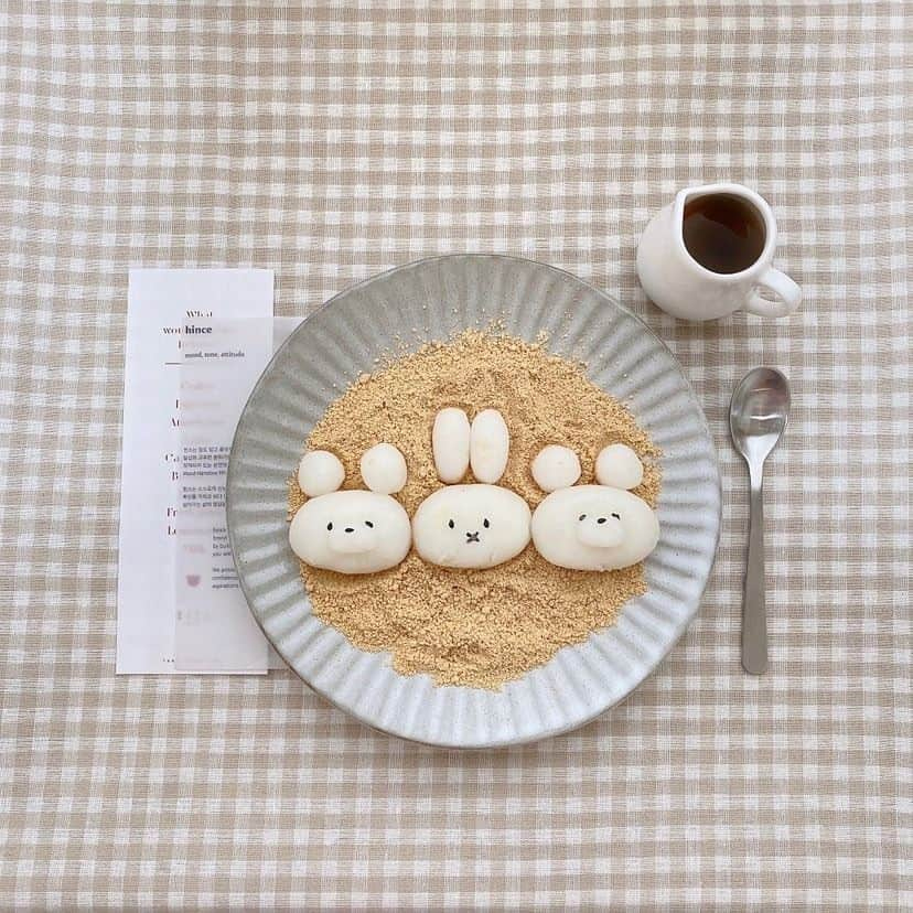 RiLiさんのインスタグラム写真 - (RiLiInstagram)「おうちで簡単🎶【デコ白玉】🐰💕⠀ .....⠀ おうちカフェ🏡がブームだけどどれも作るのが難しそう…💭そう思っている子も【デコ白玉】なら簡単にかわいいおうちカフェ🧁ができるよ🌿⠀ 白玉粉と水を混ぜて、好きなキャラクターの形🐰🐻にしたらクッキングシート📜の上に乗せて茹でるだけ🧚🏻‍♀️💫白玉だんごが浮き上がってきたら冷水💧にいれて完成だよ🌼⠀ あんこやきな粉で食べるのもいいし、パフェ🍨やプリン🍮の上にのせてもかわいいよね❣️ぜひみんなも作ってみては…？🎶⠀ ❣❣❣❣❣⠀ サイトやSNSで掲載させていただくお写真募集中😘📸⠀ かわいいコーデやアイテム、注目スポットなどが撮れたら、ハッシュタグ→#rili_tokyo  を付けて投稿❗⠀ ．⠀ Special Thanks💋 Photo by⠀ @non__maron730⠀ @ayayuu32⠀ @sa_sweets2⠀ @miyuu__08⠀ @noh__003⠀ @98_02n⠀ @apri_cot04⠀ ．⠀ ※お詫びと訂正※ ・ タグ付けが一部誤っておりました💦 お詫びして訂正いたします😢 ・ #夏 #白玉アレンジ #デコ白玉 #白玉デコ #白玉スイーツ #おうちカフェ #手作りお菓子 #ベージュコーデ#ブラウンコーデ  #ワントーンコーデ #くすみカラーコーデ #シンプルコーデ  #カジュアルコーデ #ガーリーコーデ #置き画 #置き画くら部 #今日のコーデ #コーデ #コーディネート #RiLi  #おしゃれさんと繋がりたい #お洒落さんと繋がりたい #ファッション #패션스타그램 #ootd #outfit」7月7日 21時01分 - rili.tokyo