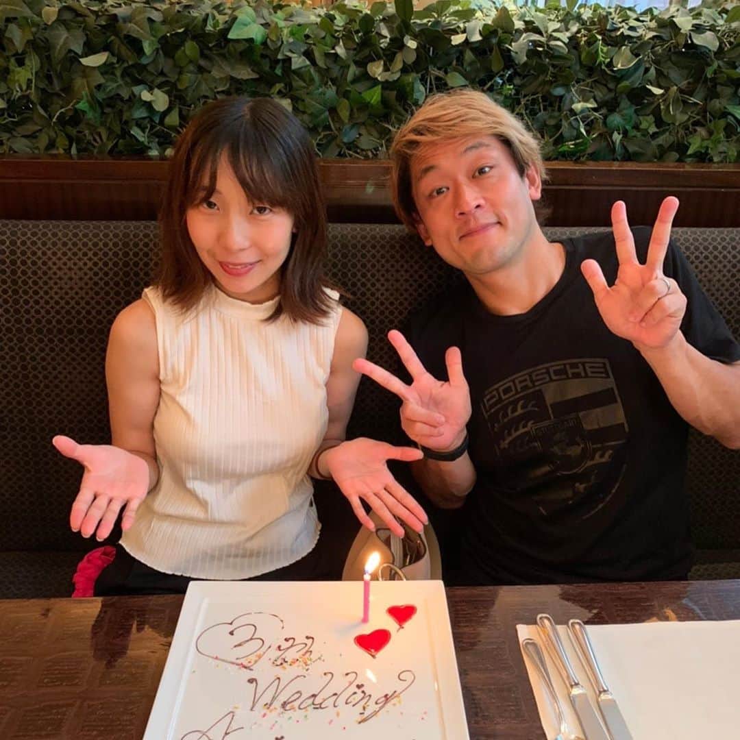 MAX鈴木さんのインスタグラム写真 - (MAX鈴木Instagram)「昨日はハニコさんと僕の三回目の結婚記念日でした。 まさかの逆プロポーズから早三年。 ネイサンズのホットドッグのコンテストがあるので、記念日当日、毎年僕はアメリカだったんですが、今年は日本にいるので初めて当日に祝える事ができました。  チビMAXとチビチビMAXをハニコさんのご両親に預かってもらい恵比寿のウェスティンホテルに。  このレストランは、まだ僕たちが付き合ってる時に、ハニコさんが僕にサプライズで誕生日を祝ってくれた場所。  その時にくれたクロックスは、ボロボロですがまだ使えてます。  今、こうして二人で祝えている事。  そして今日、ハニコさん手作りの🎋に書いてくれた『願いごと』  流れゆく時の中で、こうして幸せな気持ちをたくさん感じる事が出来るのは、他の誰でもないハニコさん、貴女のおかげです。  なんか本当に 「生きてて良かったなぁ」 って。  来年は一緒に祝えるかわからないけど、この先何年でも、ずっと祝っていきたいなって、心の底からそう思います。  ハニコさん、育児に家事に毎日大変なのに、いつも本当にありがとう。  そして、どうかこれからも僕達を宜しくお願いします。  心から感謝を込めて。  #結婚記念日」7月7日 21時03分 - max_suzuki