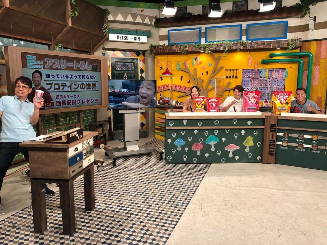 森上亜希子のインスタグラム：「九州地方の状況はテレビで見ながら絶句しております。  お亡くなりになられた方のご冥福をお祈りすると共に、被災されてる皆様もコロナの不安もあり、本当に心が休まらないと思いますが1日も早く日常を取り戻せますように。  さて、私は久しぶりのゲツキンでした。 今日はアスリート飯という事で団長さんからプロテインのレクチャーを受けて十数年ぶりにプロテインを飲みました。  私が現役の時は本当に美味しくなかったけど、このグリコさんのプロテインはめちゃめちゃ美味しかったです‼️  これなら続けられそう‼️  皆さんも是非お試し下さい‼️  #ゲツキン #アスリート飯 #プロテイン #グリコ #美味しい  #テニス #tennis」