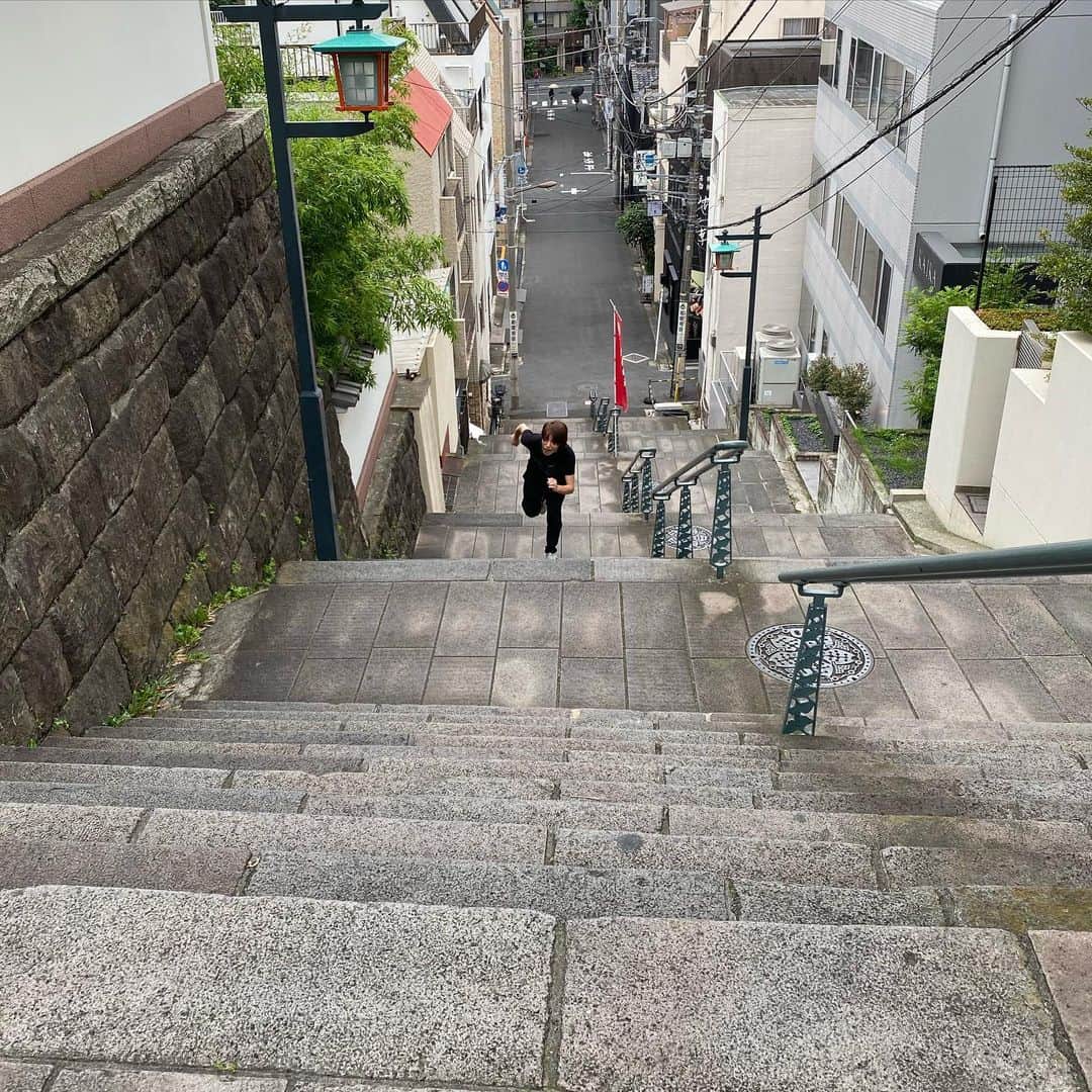 谷本貴義のインスタグラム：「今日は秘密のトレーニング♪秘密なものは何もないけどー。  #明神男坂」