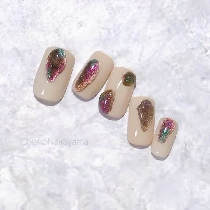 なかやまちえこのインスタグラム：「お気に入りのCat’sEye オーロラ3色使いがなかなか上手く撮れないので、撮影再チャレンジしました。⠀ how to動画も撮りましたので、編集お待ちくださいませ🙏🙏🙏⠀ #nail #nails #nailart #ネイル #美甲 #ネイルアート  #japanesenailart #manucure #japanesenails #manicurist #gelnails #أظافر #네일아트 #미용 #vẽmóng #マグネットネイル #magneticnails #オーロラネイル #auroranails @kimagure_cat_whim」