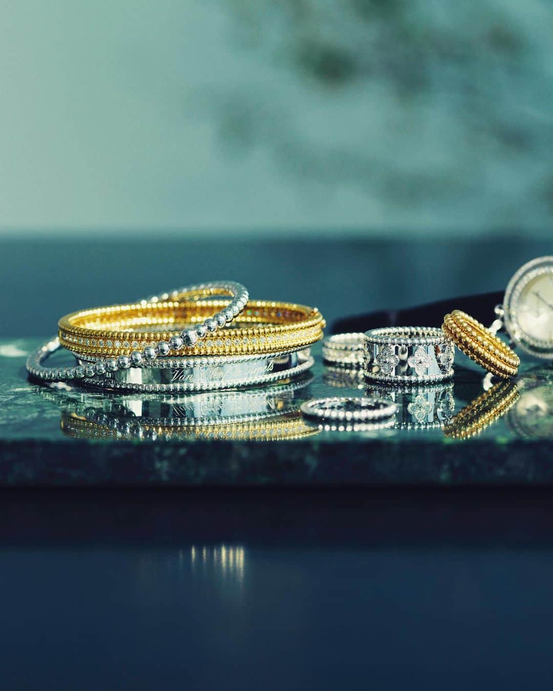 長山一樹のインスタグラム：「最新号STORY。小泉里子さんの連載ページ、Van Cleef & Arpelsのジュエリーページより。いつも目にして飽きないとか、触ってて飽きないとか、物にも不思議なパワーがあります。見ているだけで何かそれとは違うことに気付いたりします。そんなまったく説得力のない「いいわけ」を準備しながら欲しい物を買いに行くのです。 @story_love40  @vancleefarpels  Model @satokokoizum1  Stylist @ithamako  Editor @yanatakemami  #story #vancleefarpels #photography #stilllifephotography #hasselblad #h6d #kazukinagayama #長山一樹 #物撮り」