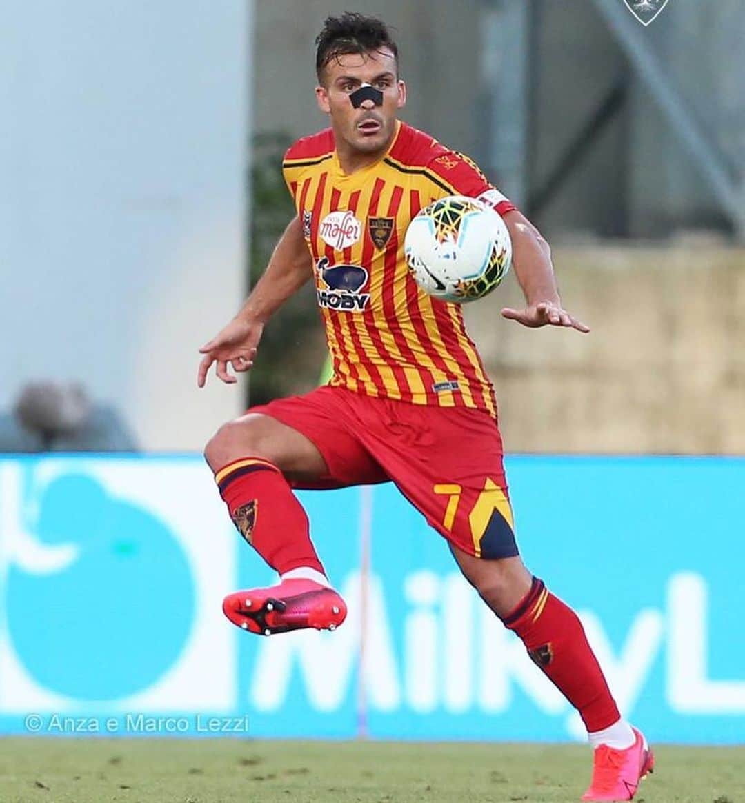 ジュリオ・ドナーティのインスタグラム：「Abbiamo dato molto ma non è bastato, la strada e’ solo una: dare ancora di più!! Tutti insieme per raggiungere il nostro obiettivo!!💪🏼⚽️ We invested a lot but was not enough.. we have only one way: give even more, all together toward our goal! 💛❤️🏃🏻#forzalecce #seriea #football #tuttiinsieme #alwaysmore」