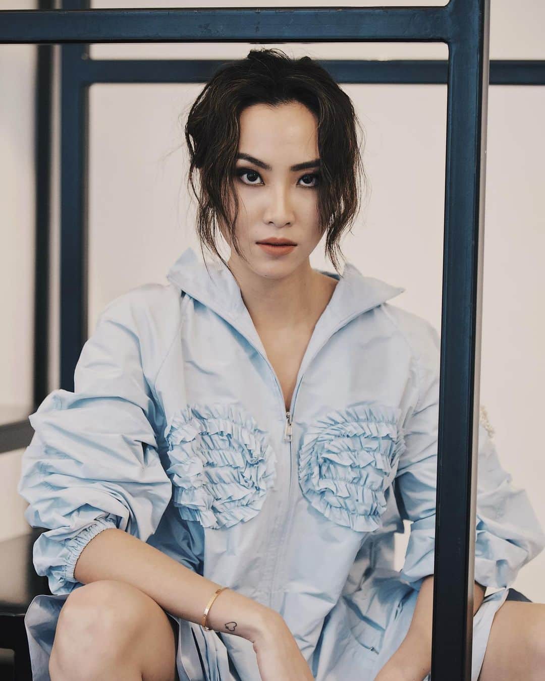 ソニアのインスタグラム：「If you’re from an all girls school like myself... you’d be very familiar with sitting like that even though we wore skirts 24/7 ☠️  Channeling rebellious femininity with @moncler @simonerocha_  Dream team: @violetfoocraze @benjioo @nicolequek」