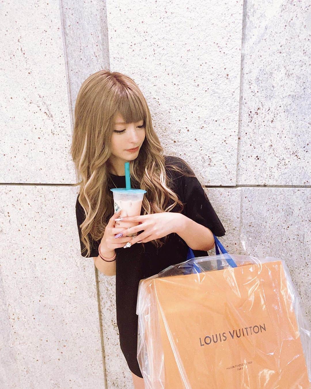アンジェリカのインスタグラム：「❤︎ . 久しぶりにタピオカを飲んだッ😙❤︎ 一時期毎日飲んでたな〜笑 懐かしッ笑 今日はフットネイルと美容院行ってきたぢぇ☆  楽ちんコーデはスライドして見てね〜😸 Tシャツだいすち . ❤︎ #タピオカ #jouetie #私服 #あんじぇコーデ  #エクステ #エクステハイライト #fila #nail #ネイルデザイン」