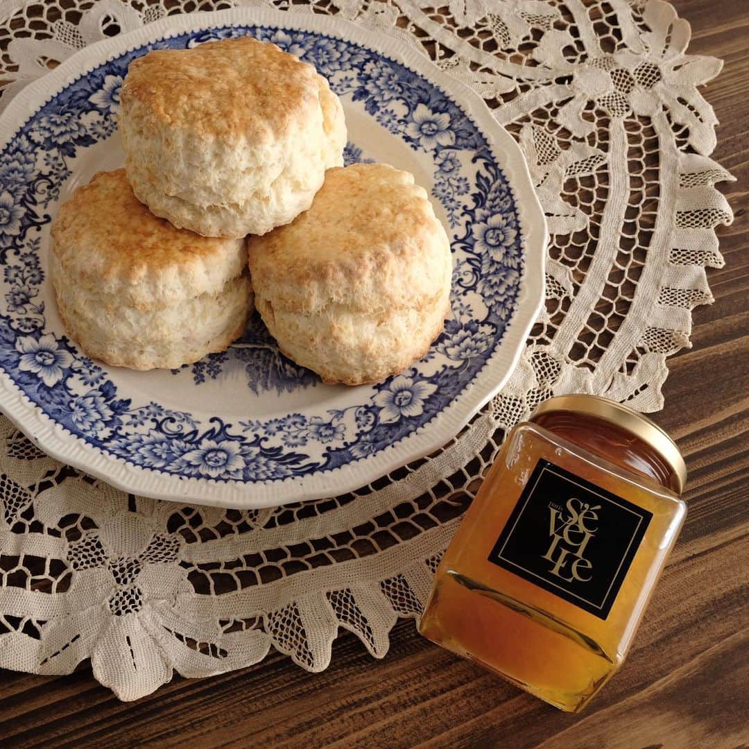 KUNIKAのインスタグラム：「These are scones made from @northfieldsjp recipe.🇬🇧﻿ ﻿ 仙台にあるカフェ、Northfieldsさんのオンラインスコーンワークショップに参加させて頂き作ったスコーン。﻿ 外はカリッと中はホクッと、塩気が効いていてとても美味しかったです😋﻿ クロテッドクリームと苺ジャムを用意し忘れたので @paris_seveille の夏みかんジャムでいただきました。🍊﻿ ﻿ 2016年の個展Voyageで仙台に行ったときに、初めてお店にお邪魔したNorthfieldsさん。﻿ とても素敵なセンスと居心地の良い、あたたかい雰囲気のお店でした。﻿ またいつか行ける日が来ますように...!!﻿ ﻿ #おうちノースフィールズ #Northfields」