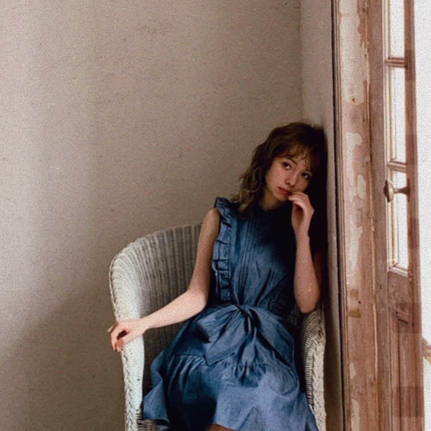 柴田あやなのインスタグラム：「@axes_femme_poetique_official さんとのコラボ商品のオフショット❤︎ 低身長の人にも着やすい丈感のお洋服を作ってもらいました。サイトのURLストーリーに貼ってるのでぜひ見てください〜！❤︎  すでにいくつも売り切れの商品が😭このワンピースもインディゴが残りわずかみたいです。めちゃくちゃうれしいです😭ありがとうございます😭❤︎」