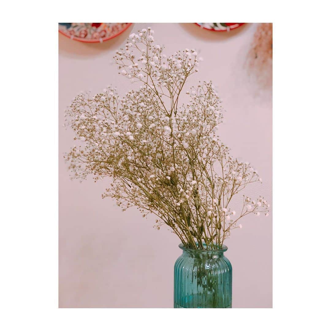 平田薫さんのインスタグラム写真 - (平田薫Instagram)「今日は七夕。結婚式から一年記念日でした。  そして、7/7はかすみ草の日。小さな花が星屑ににていて天の川を連想させることが由来だそう。 なので結婚式のブーケや装花はかすみ草を沢山使ったから、もともと好きだったかすみ草が、より思い入れのある大好きな花になりました。 今日も、かすみ草を買ってきて飾ったよ。花瓶に刺しただけだから全然映えないけど笑  そして、2枚目は一年前の写真。 一年ってあっという間だなぁ、、 かすみ草みっしりのブーケ可愛かったなぁ。  プチお祝いご飯は、よくかおる食堂に登場しているいつものお肉屋さんのハンバーグにしました。 お肉屋さん近所にあってハンバーグ売ってたら是非買ってみて欲しい…お肉屋さんのハンバーグはきっとどこも必ず美味しい。  カプレーゼに乗っているバジルはベランダから取ってきたいつまでたっても大きくならないミニバジルです。間引きたりないみたい…間に合うか分からないけれど、また間引きました。  昨日の夜ニュースで明日は七夕です🎋って言ったの聞いて思い出すくらい忘れていたし、コロナ以来引きこもりがちで浦島太郎気分なのでビックリです。  #かおる食堂 #七夕#結婚式#7月7日  #かすみ草の日」7月7日 21時23分 - hiratakaoru1215