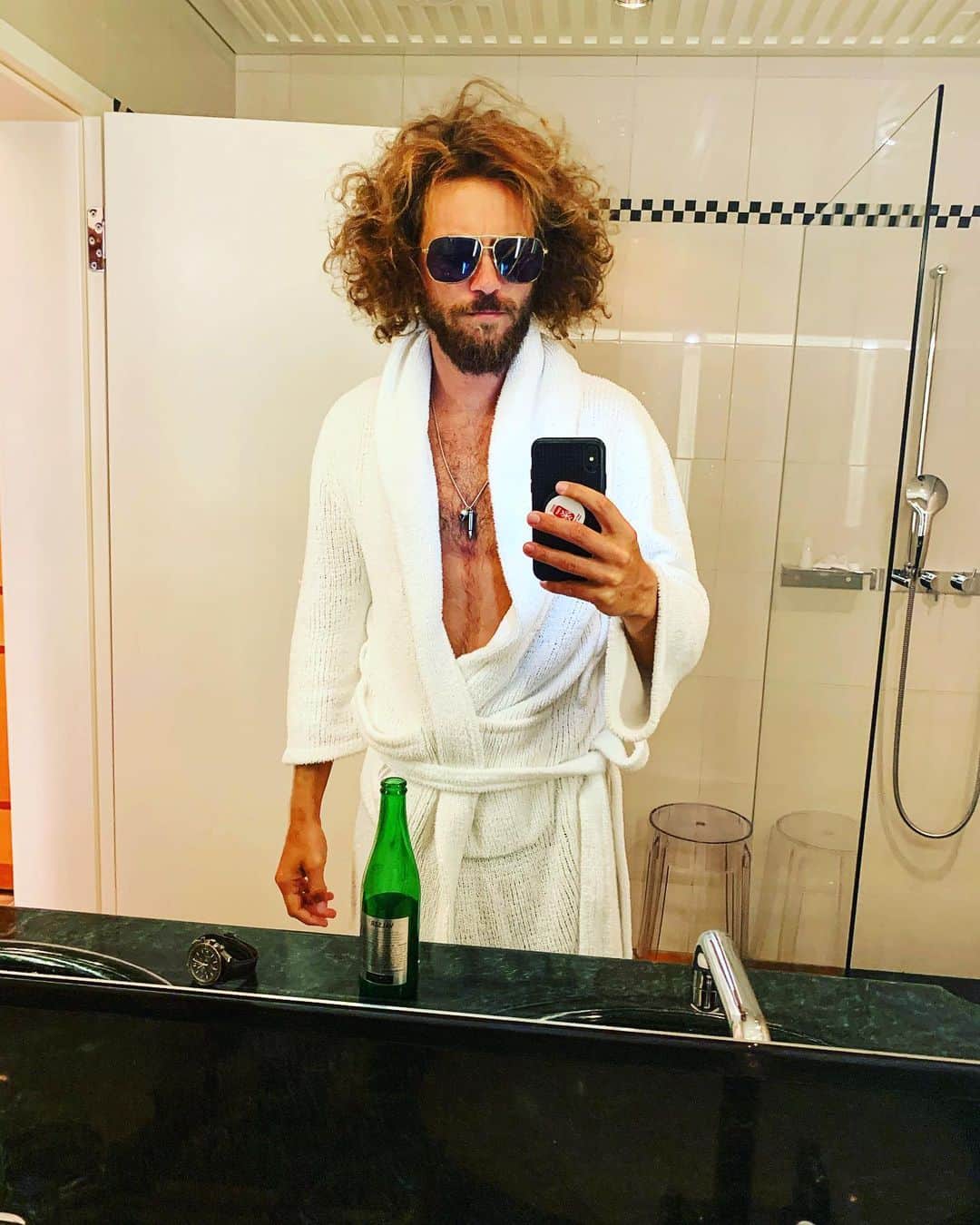 Bastian Bakerさんのインスタグラム写真 - (Bastian BakerInstagram)「Some more crazy hairstyle 💁‍♂️ 🙏🏽🙈😂 1. Dont tell me you don’t like it. 2 I know I’m too tall for my dressing room 3. Ready to go hunt 4. Was my 97th day in Costa Rica 🇨🇷 5. Feeling like a rockstar @widderhotel」7月7日 21時23分 - bastianbaker