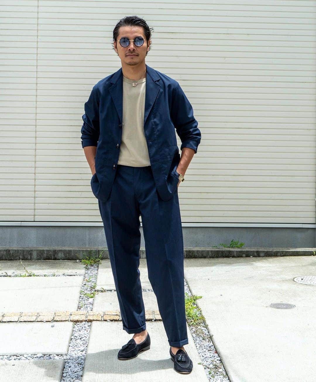 高田朋佳のインスタグラム：「Summer suiting...  ———————————————————————— #summersuits #suitsstyle #summerstyle #mensstyle #mensstyleguide #menswear #blazerstyle  #takadachannel #youtuber #onlyone #newcolonialstyle #jetset #singapore #luxuryresort #colonyclothing #singaporelife #singaporestyle  #lifestyle #fashion #mensfashions #dapper #igfashion #sprezzatura」