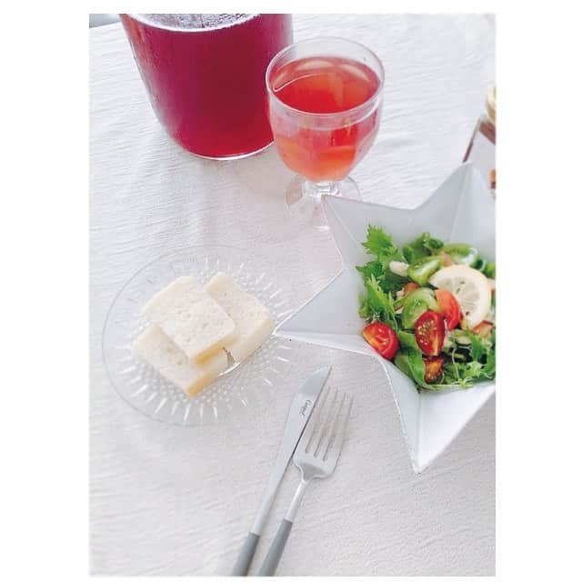 前田ゆかのインスタグラム：「朝の目覚めがいいから 今年も作りました！  #赤しそシロップ   疲労回復に効果的、目の疲れにも！ キビ砂糖とラカントを半々にして甘くなりすぎいようにしています。 これから暑くなると炭酸水で割って飲むのもいいですね！  昨日🍋レモンクリームチーズを混ぜて焼いたグルテンフリーパンとサラダに合わせて。  #赤しそジュース  #手作り #爽やかな朝  #夏になると飲みたくなる #初夏のもの #gultenfree」