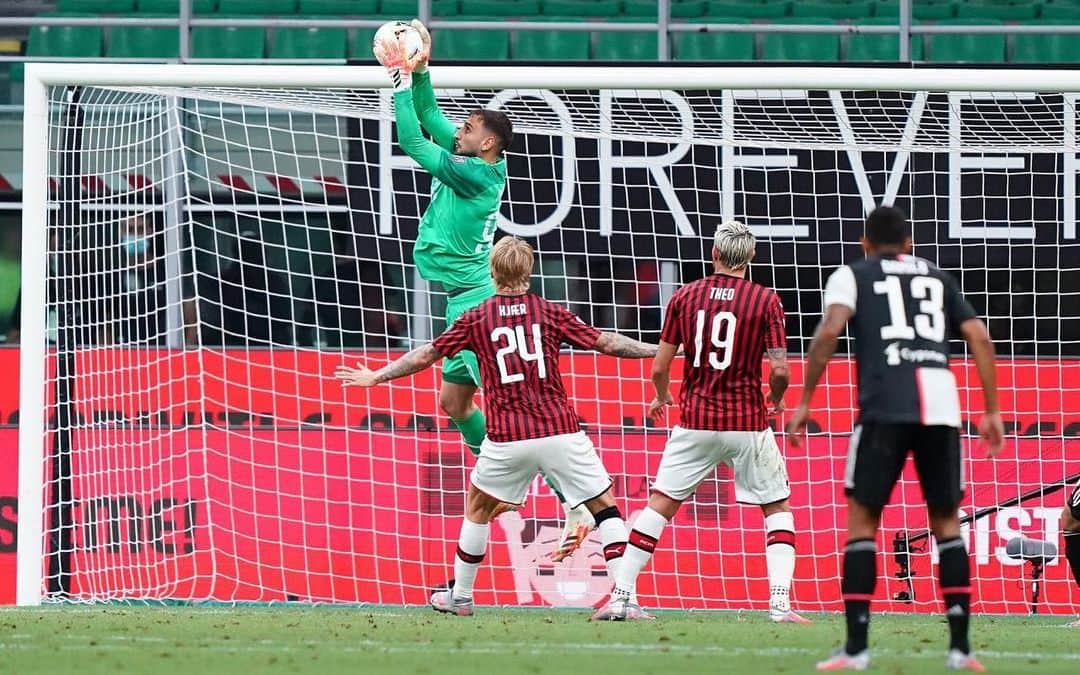 ジャンルイジ・ドンナルンマのインスタグラム：「Non ci arrendiamo mai 💪🏼 #MilanJuve 🔴⚫️」