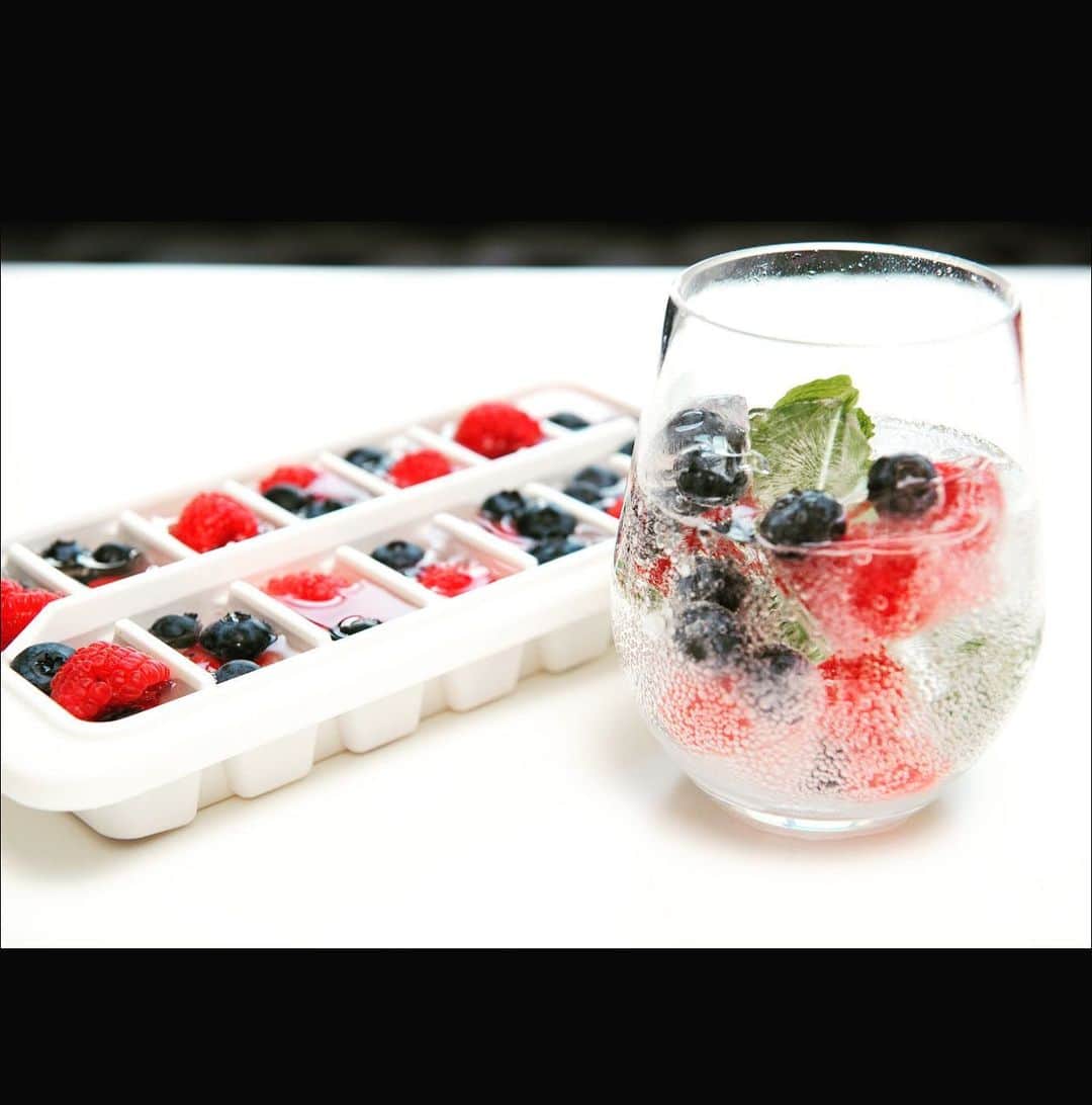 Lustrowareのインスタグラム：「The easiest way to upgrade your at-home beverage game isn’t fancy glasses or booze. Bring out your ice tray and infuse your drinks with ice cubes to cool your drinks in the summer🍹🍓 #infusedicecubes #icecube #icecubemaker #infusedwater #detox #healthyliving #summer」