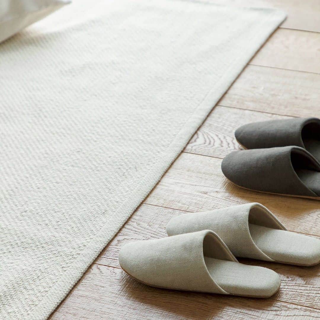 MUJI USAさんのインスタグラム写真 - (MUJI USAInstagram)「Cushioned support, all day long.  Made with lightweight linen fabric, these Linen Twill Slippers offer extra support when you're on your feet at home.  #muji #mujiusa #home」7月8日 7時02分 - mujiusa