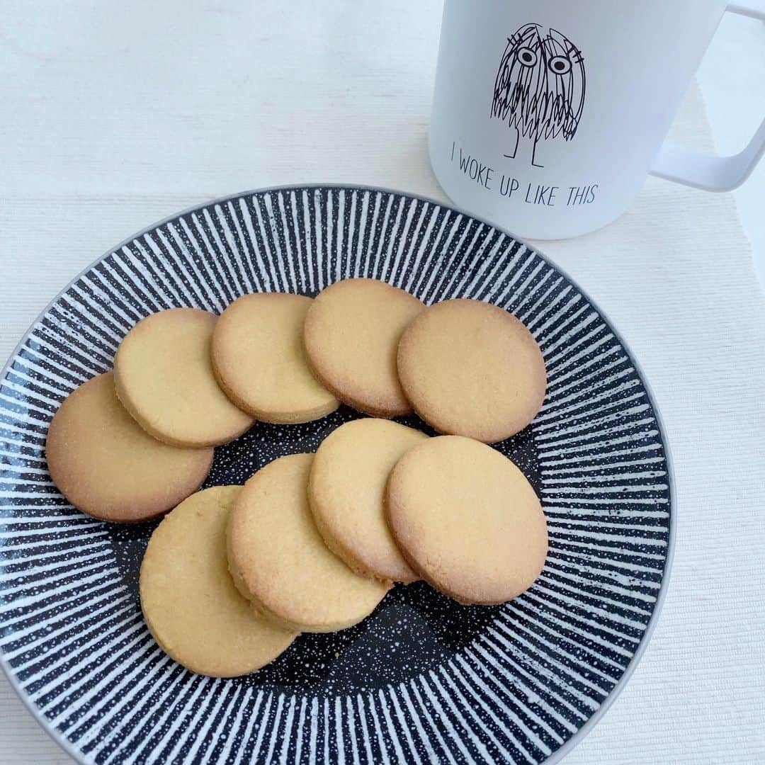 瀬稀ゆりとのインスタグラム：「😋SNACK TIME😋. I’m currently into baking. I used chickpea flower for making gluten free cookies. So yummy! . . 最近はまっているクッキー作り…ひよこ豆粉を使ってグルテンフリーのクッキーにしてみました。お豆の風味が感じられて美味しいです💓 . . . #baking #glutenfreecookies #sansgluten #chickpeaflour #snacktime #breaktime #staysafe #クッキー作り #グルテンフリースイーツ #ひよこ豆粉クッキー #おうち時間」