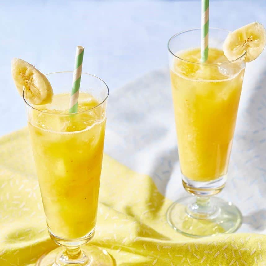 Sumifruさんのインスタグラム写真 - (SumifruInstagram)「【甘熟王で簡単トロピカルジュース】 - ジッパーバッグ使用でミキサー不要！甘熟王なら砂糖なしでOK♪ オレンジジュースとバナナで作る簡単　#トロピカルジュース です。 オレンジジュースの代わりに#パイナップル や#マンゴージュース もオススメです♪ - ●材料(1人分） #甘熟王バナナ　1本（正味120g） #オレンジジュース 100%  100ml 氷  適量 - ●作り方  1. バナナは皮をむき、0.5cm幅の輪切りを1枚、飾り用に取っておく。 2. 残りのバナナは手でちぎり、ジッパーバッグ（ジッパー付保存袋）に入れ口を閉める。指でつぶしなめらかなペースト状にする。 3. （2）にオレンジジュースを加えて口を閉め、シェイクするようによくもみながら混ぜる。 4. よくなじんだら保存袋の角をハサミで小さく切り、氷を入れたグラスに注ぎ入れる。飾りのバナナをグラスのふちにさす。 - #甘熟王 #スミフル #バナナ #バナナレシピアンバサダー #フルーツ  #美容 #簡単レシピ #バナナはスミフル」7月8日 7時07分 - sumifru_banana