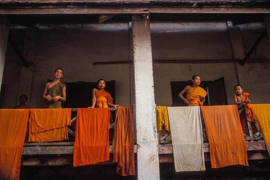 Michael Yamashitaさんのインスタグラム写真 - (Michael YamashitaInstagram)「Monks and monasteries in Luang Prabang, the former Royal Capital of Laos, justly famous for its 33  temples and UNESCO World Heritage sites. Hard to get “templed out”  here with its mix of friendly folks and world class architecture, a photographer’s paradise. And orange is a favorite color. #luangprabang #monks #buddhism #laos #worldheritage」7月8日 7時20分 - yamashitaphoto