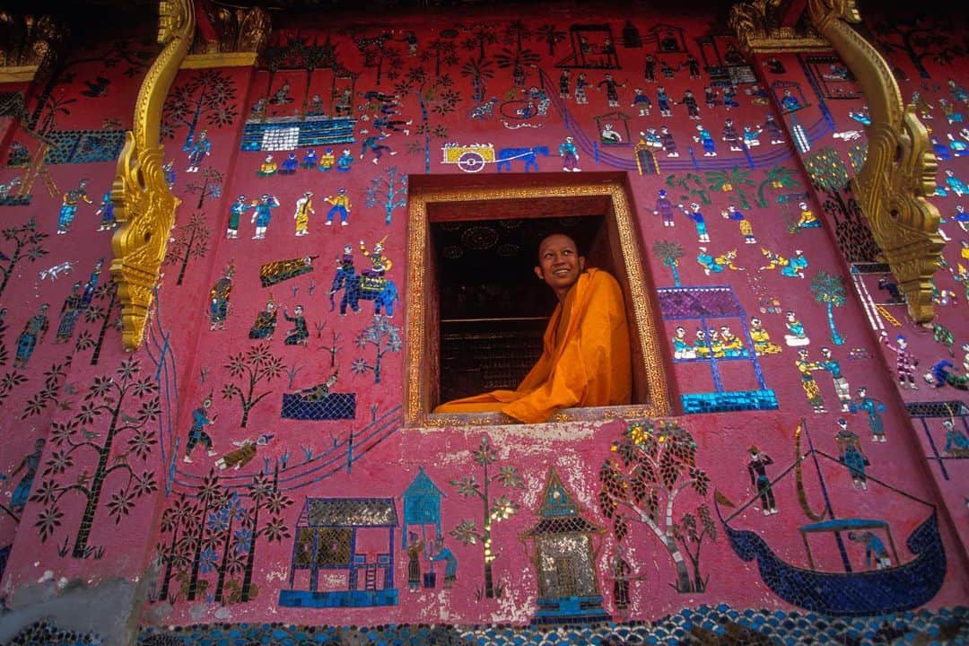 Michael Yamashitaさんのインスタグラム写真 - (Michael YamashitaInstagram)「Monks and monasteries in Luang Prabang, the former Royal Capital of Laos, justly famous for its 33  temples and UNESCO World Heritage sites. Hard to get “templed out”  here with its mix of friendly folks and world class architecture, a photographer’s paradise. And orange is a favorite color. #luangprabang #monks #buddhism #laos #worldheritage」7月8日 7時20分 - yamashitaphoto