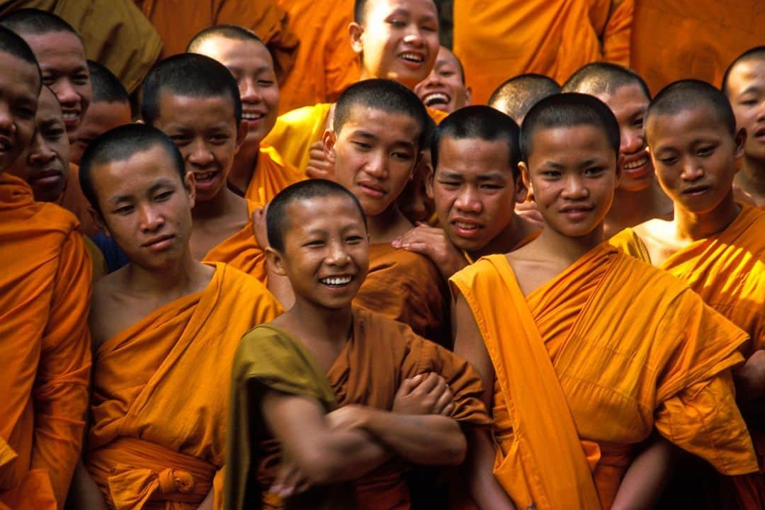 Michael Yamashitaさんのインスタグラム写真 - (Michael YamashitaInstagram)「Monks and monasteries in Luang Prabang, the former Royal Capital of Laos, justly famous for its 33  temples and UNESCO World Heritage sites. Hard to get “templed out”  here with its mix of friendly folks and world class architecture, a photographer’s paradise. And orange is a favorite color. #luangprabang #monks #buddhism #laos #worldheritage」7月8日 7時20分 - yamashitaphoto