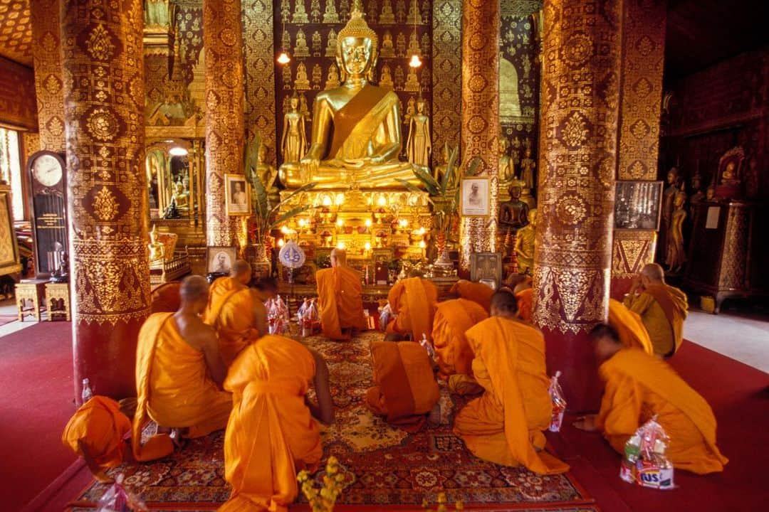 Michael Yamashitaさんのインスタグラム写真 - (Michael YamashitaInstagram)「Monks and monasteries in Luang Prabang, the former Royal Capital of Laos, justly famous for its 33  temples and UNESCO World Heritage sites. Hard to get “templed out”  here with its mix of friendly folks and world class architecture, a photographer’s paradise. And orange is a favorite color. #luangprabang #monks #buddhism #laos #worldheritage」7月8日 7時20分 - yamashitaphoto