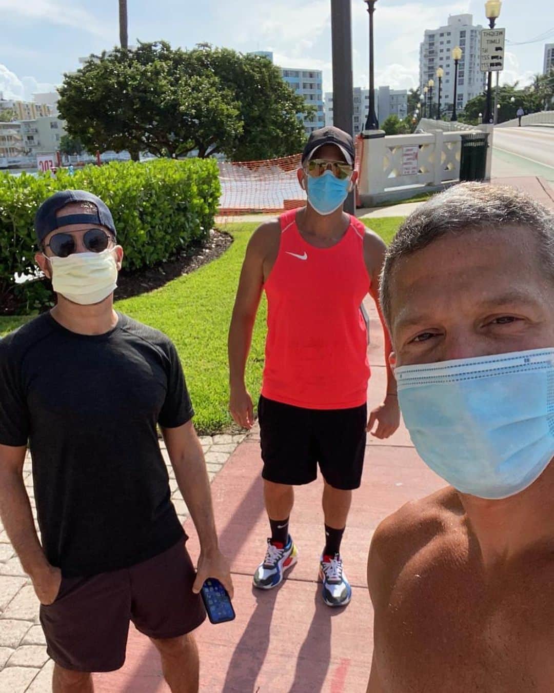Rodner Figueroaさんのインスタグラム写真 - (Rodner FigueroaInstagram)「Los tres enmascarados en Miami Beach!!! 😷 And this is what’s going on in #sobe @leandrobarbuscio @ramonaulart #rodnerfigueroa #wearamask #weareinthistogether #facemask」7月8日 7時16分 - rodnerfigueroa