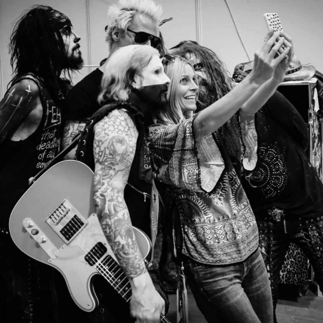 ロブ・ゾンビのインスタグラム：「Backstage selfie action shot! Featuring me , @sherimoonzombieofficial @john5official @piggydofficial @spiderone and somewhere @gingerfishofficial Photo by @rob_fenn #robzombie #sherimoonzombie #piggyd #gingerfish #john5 #spiderone #tourlife」