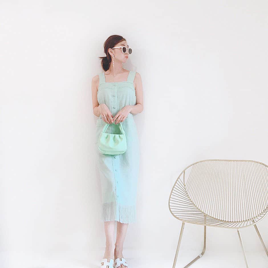 のインスタグラム：「MINT🍐🥝🍏🍈 * スニーカー合わせも楽しみたい👟 * #HIAND#コーディネート#ワンピコーデ#夏コーデ#ootd#outfit##ママコーデ#大人可愛いコーデ#外巻き #hnhiand#hermes#hermesshoes#エルメス#hermeslover#まとめ髪#ママコーデ」