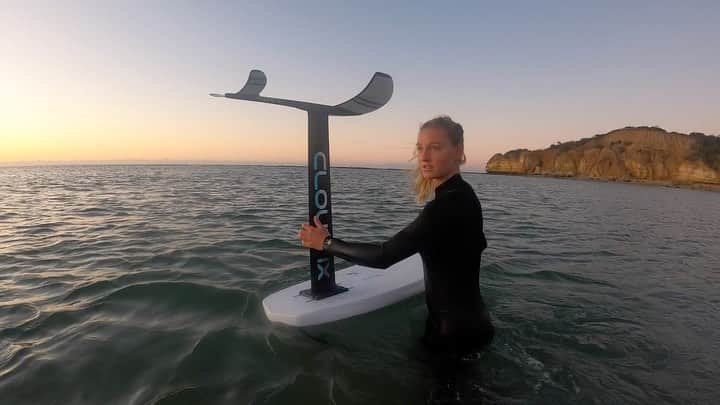 レイキー・ピーターソンのインスタグラム：「Such a fun and beautiful morning playing around on our foils. We’re definitely not good 😂 but we are getting better! Video- my  @gopro」